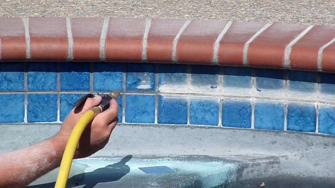 Pool tile outlet cleaner